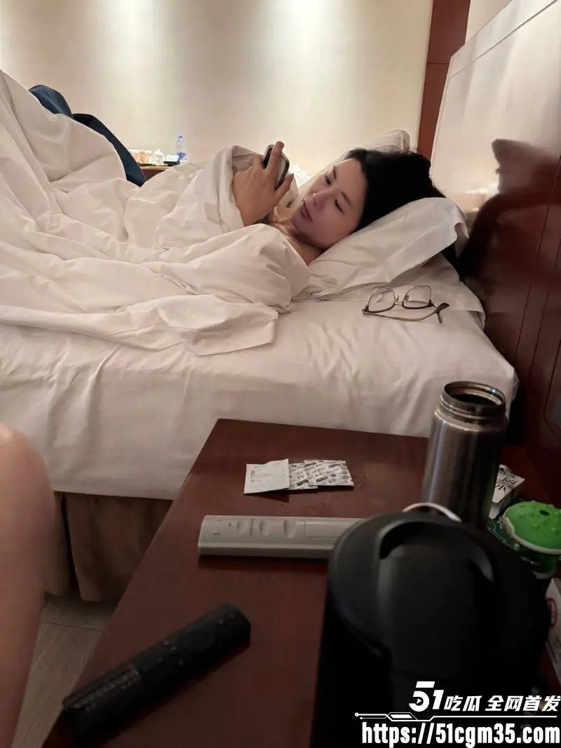 拜佛祈福竟成嫖娼新模式 极品少妇跪拜开光 你以为求运 实则是筛选极品的高级猎场 图4