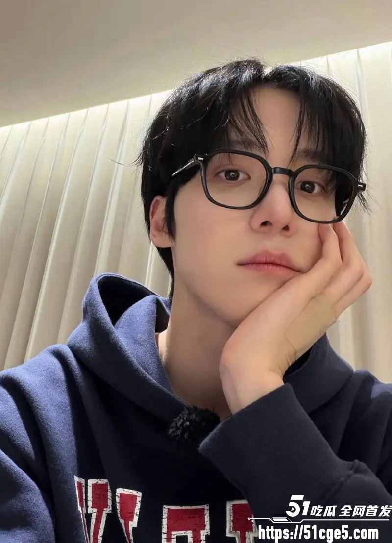 韩国ATEEZ成员 尹浩 被前女友长文控诉 ICU病床挣扎你却舞台闪耀 十年恋情惨淡收场 图2