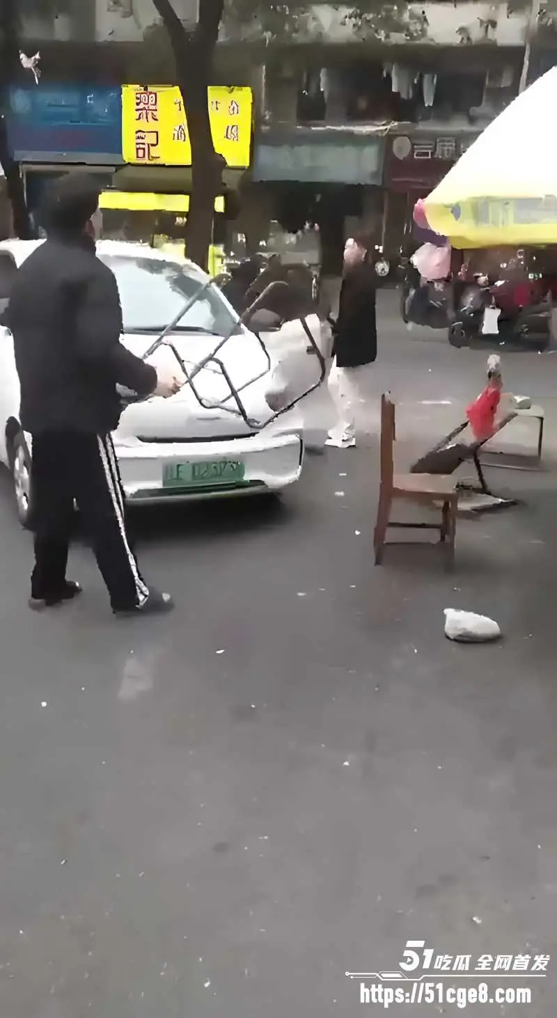 广西鑫宏东海蔬菜批发市场 男子与人发生冲突猛挥砍刀 被多人追赶围堵场面失控! 图6