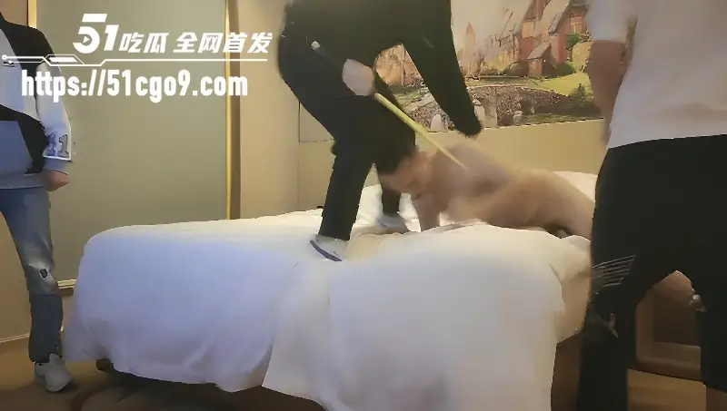 专搞高端外围的 小马哥探花 彻底翻车了 刚热身就被大汉冲进房间爆揍 太狗血了！ 图4