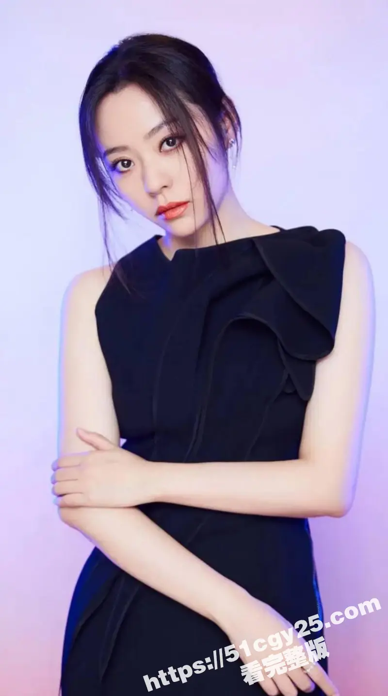 绝美歌后 张靓颖 九万字妆造爆火 早期曾“逼婚”比其大19岁的渣男 还为其打乳钉！ 图4