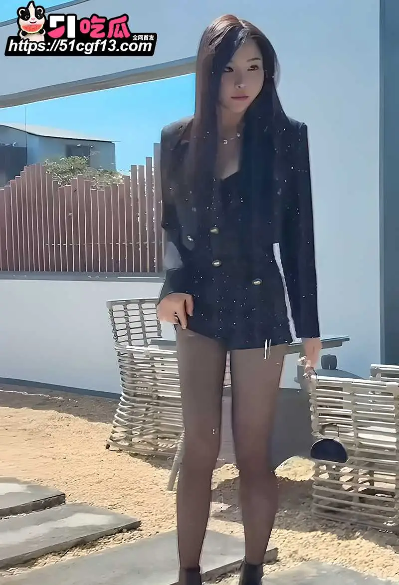 极品嫩模 徐莉芝 户外情色福利 别墅庭院淫浪脱衣 真空黑丝全裸诱惑! 图1