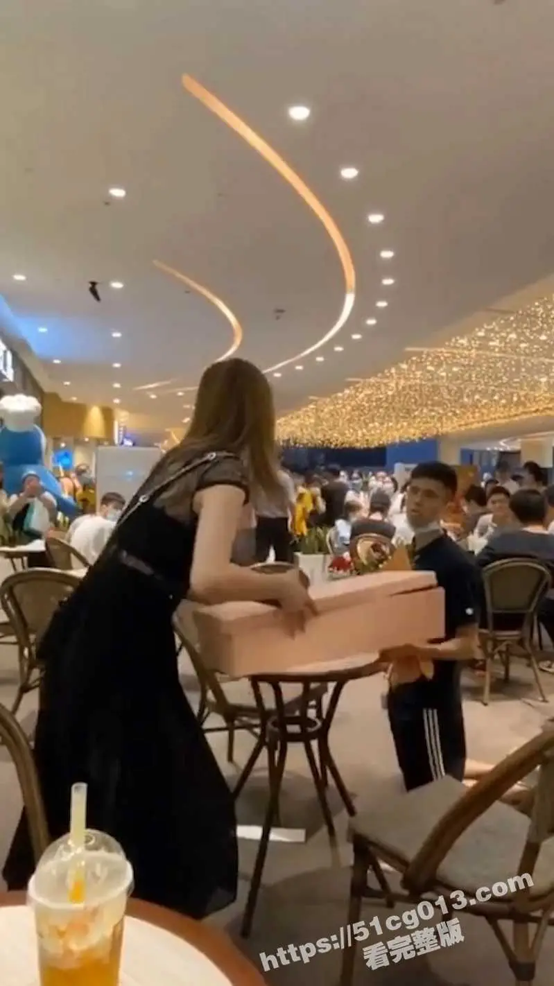 炸裂吃瓜 小个子男生餐厅当众表白 下跪磕头躺地耍无赖 不答应我就不起来 想玩小马拉大车是吧? 图2