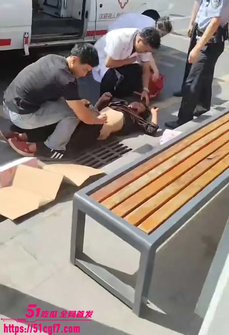 陕西汉阴县臭名昭著了 老太被当街强奸 瘫倒赤裸无人问津 拿纸壳遮羞惨不忍睹 图4