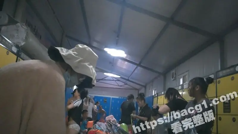 国内水上乐园美女如云 简直偷拍者的天堂 颜值超高的美女更衣室换装遭偷拍 妖娆身段如同尤物！ 图5