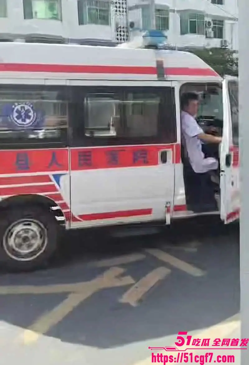 陕西汉阴县臭名昭著了 老太被当街强奸 瘫倒赤裸无人问津 拿纸壳遮羞惨不忍睹 图1