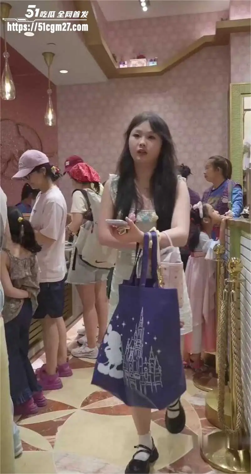 抄底大神商场偷怕 多位美女不穿内裤逛街 肥美鲍鱼勾人心扉 真是太刺激了！ 图3