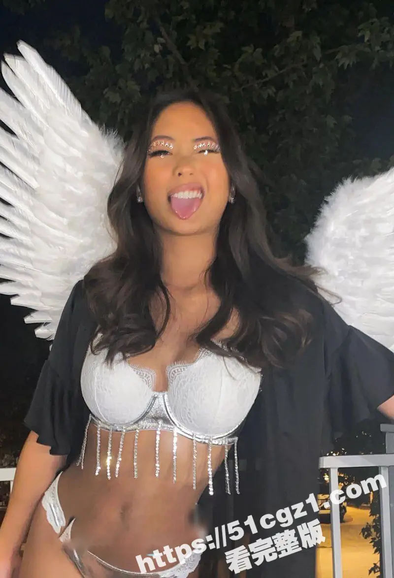 OnlyFans欧美华裔骚母狗 Mariiclaudia 极品肥臀巨乳的亚裔骚母狗 口交样子淫骚至极 巨乳被操的晃动不止 图1
