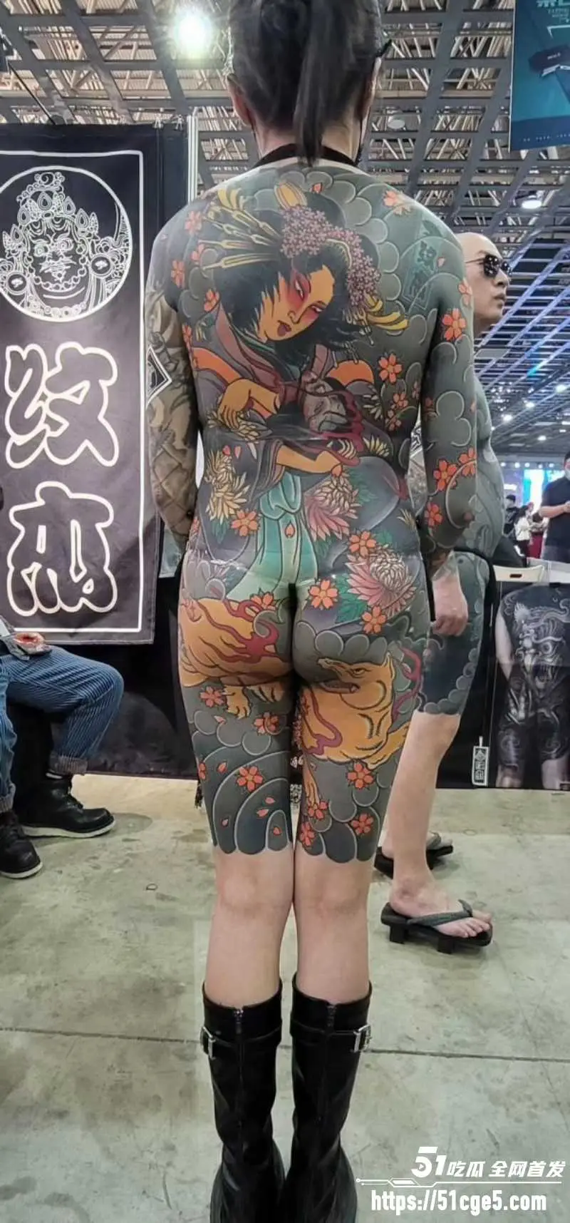 山东国际纹身展第六届开幕 多位通体美女现场大尺度纹身 露逼露奶诱惑十足! 图5