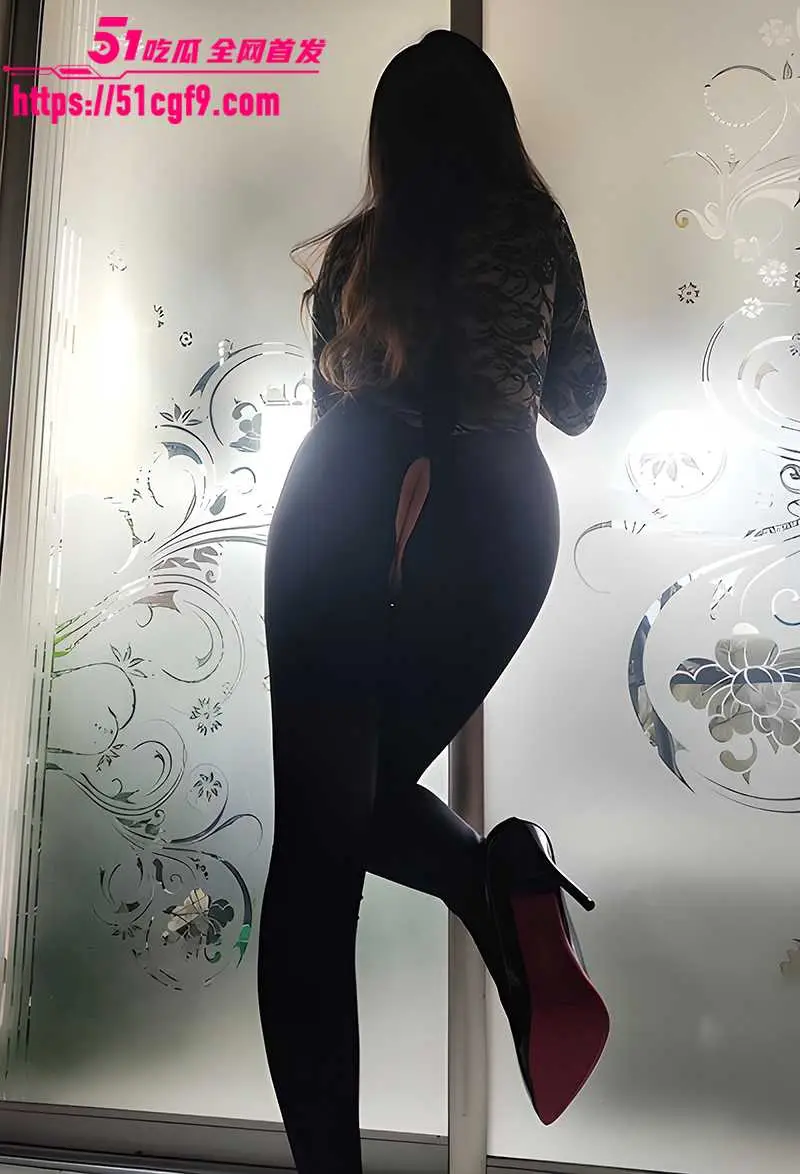 巨乳肥臀乱伦博主 我是你小姨子 露穴战袍偷情姐夫 被爆干内射指奸菊花 图3