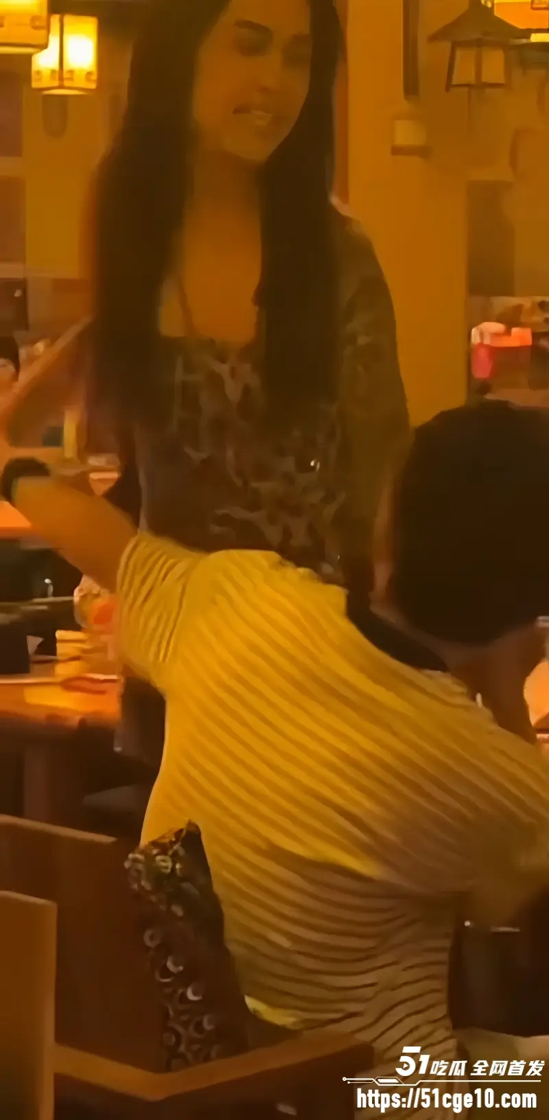抖音万人求 男娘招惹短发假小子 餐厅直接开打 简直是战神附身 一个比一个凶！ 图4