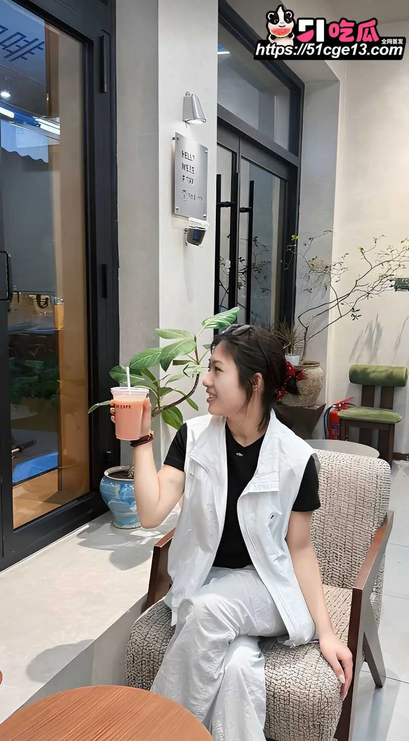 云南玉溪反差婊 卢文琪 性爱私拍 身着白T开档黑丝无套狂操 全程淫语不断太骚了 图1