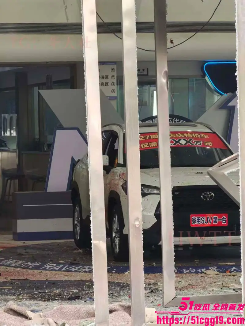 成都丰田4S店惊天爆炸!54岁男子购车纠纷身披炸药店门外自爆 玻璃碎汽车损现场血肉横飞! 图7