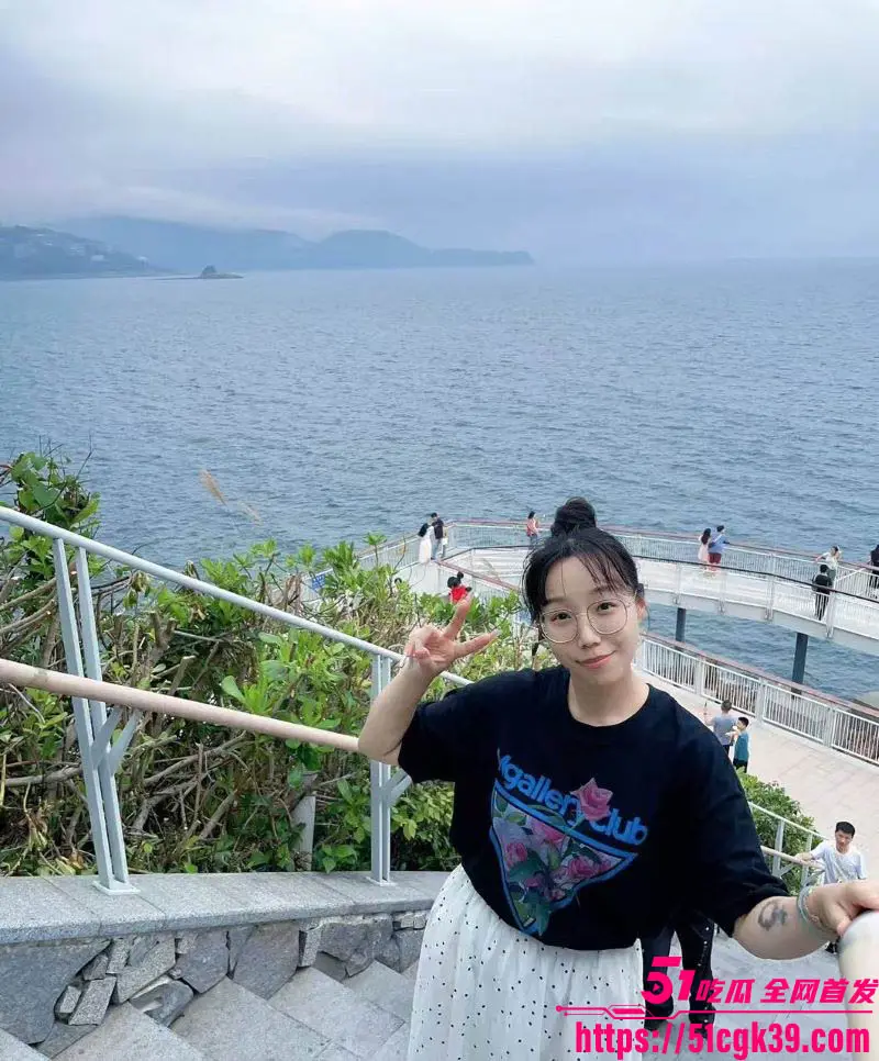 水贝珠宝行业小骚货私生活曝光 每月换对象 买珠宝换操眼镜妹 情趣装骑乘榨精 视觉冲击力爆棚! 图3