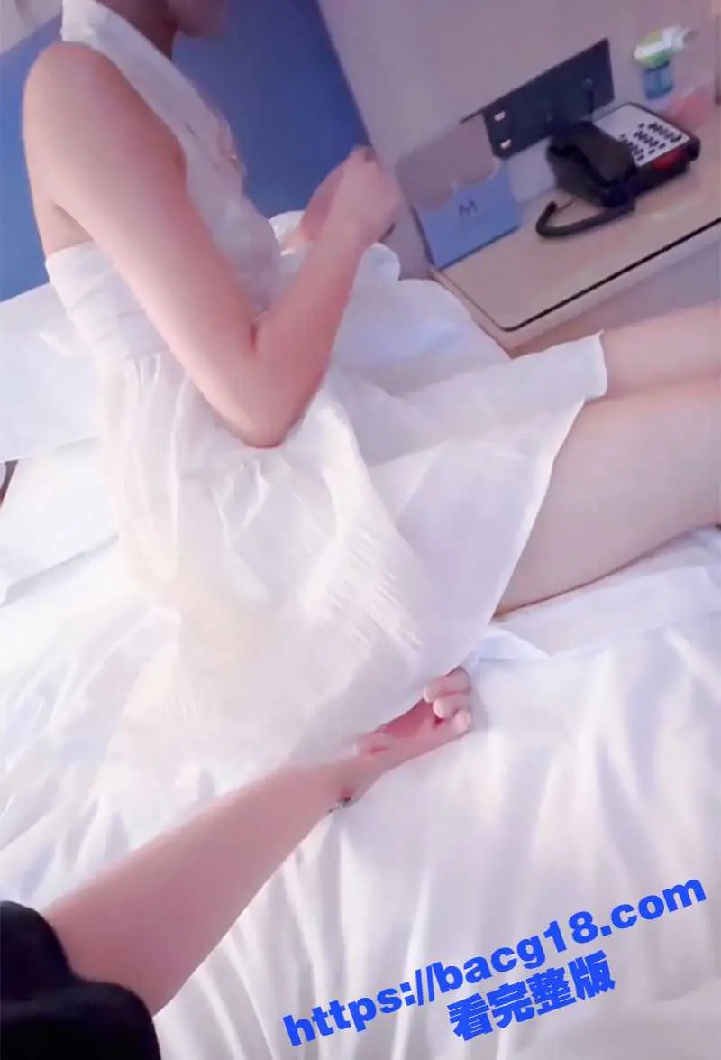 海角大神酒店约炮妹妹的清纯闺蜜 搂进怀里强吻吸奶 骑乘后入狂插白虎肥逼 图14