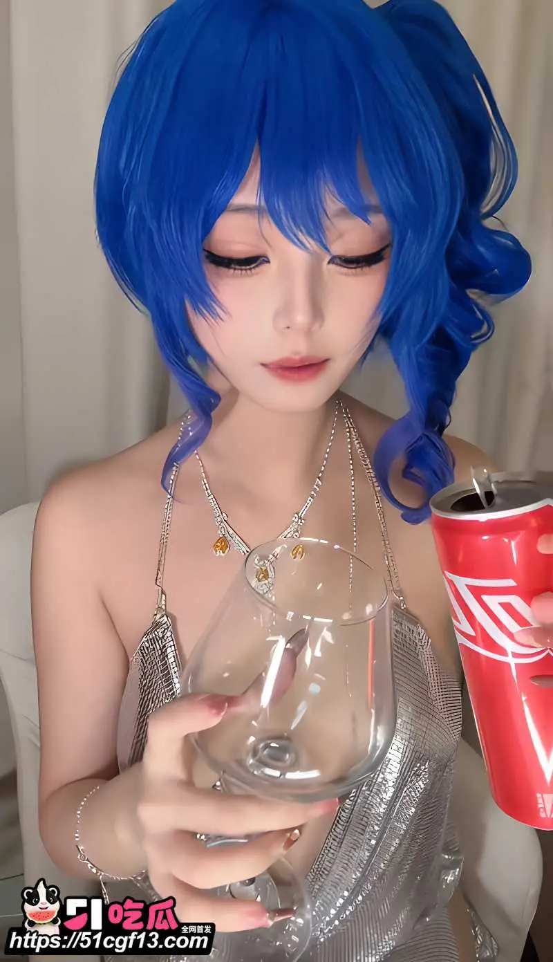 推特巨乳女神 蜜汁猫裘 圣路易斯礼服诱惑 搔首弄姿诱惑摆拍 巨乳半遮半掩挑逗十足! 图6