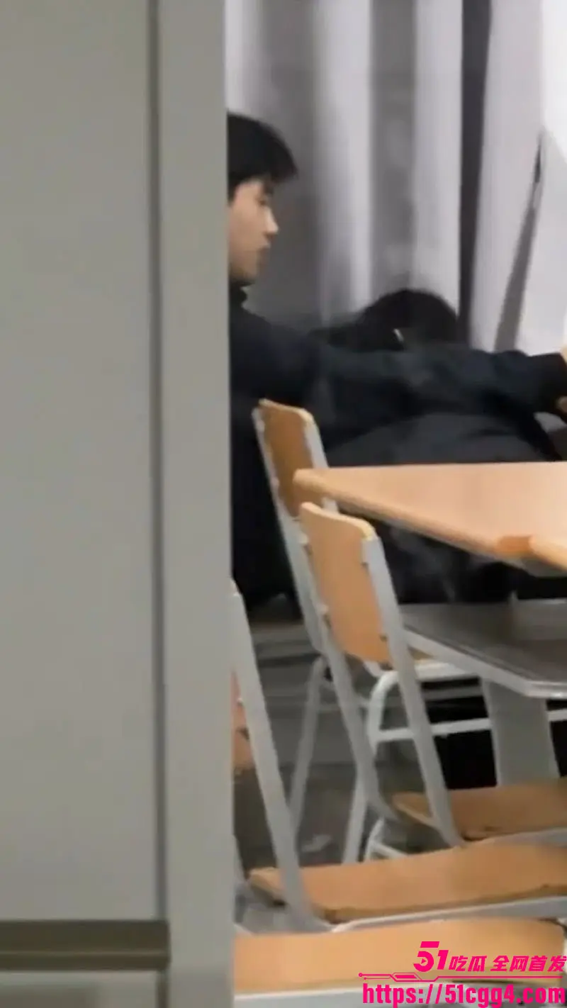 山东财经大学7-409教室口交视频 晚自习女生趴桌下吃鸡 被同学手机偷拍 情侣双双社死！ 图2