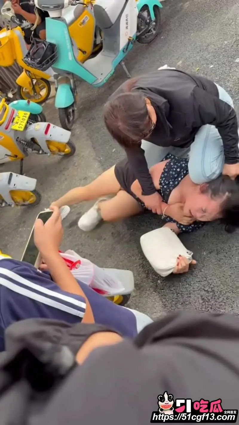 河北保定正信购物中心 原配当街怒撕小三 压在身下猛拽内裤 下手极为狠辣！ 图3