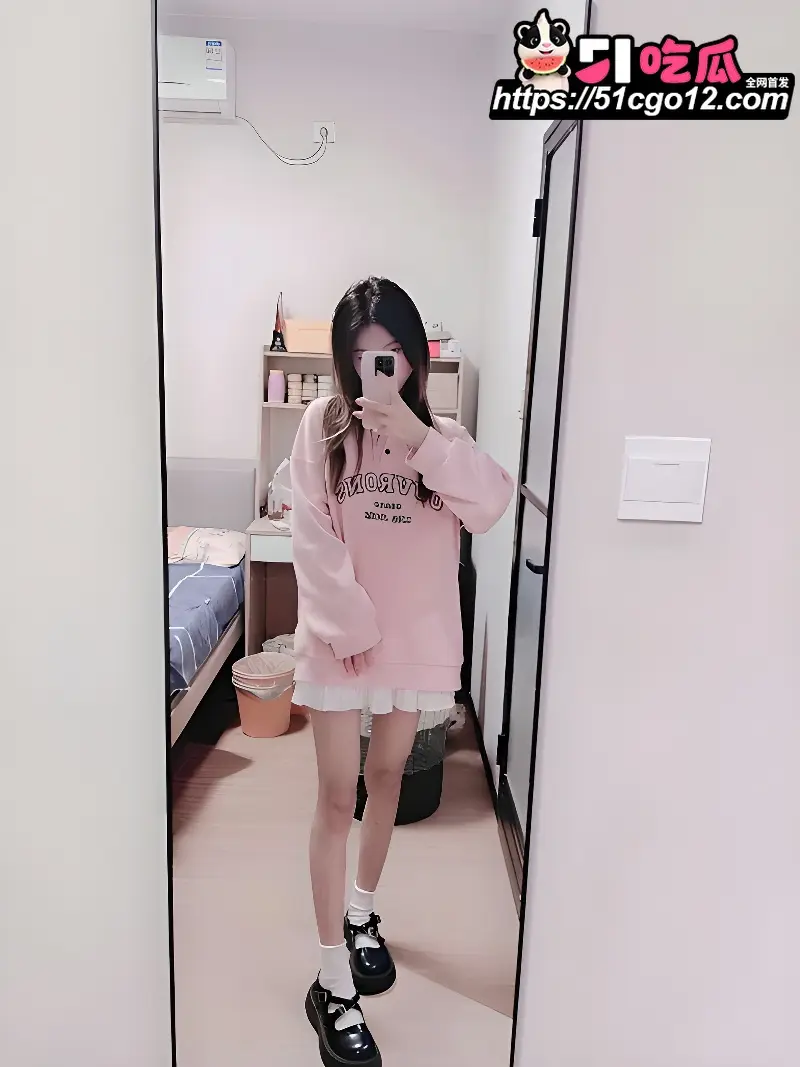黄毛精神小妹 虚荣心作祟 为了苹果手机 主动献身给大哥 全程淫语不断! 图1
