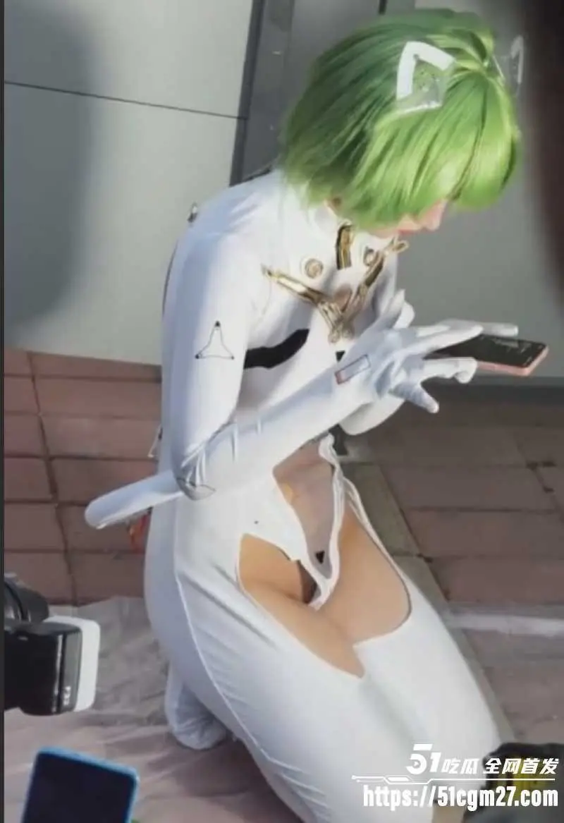 漫展反差COSER 不穿内裤中空露出 被拍逼毛一清二楚 现场狂拍太不要脸！ 图5