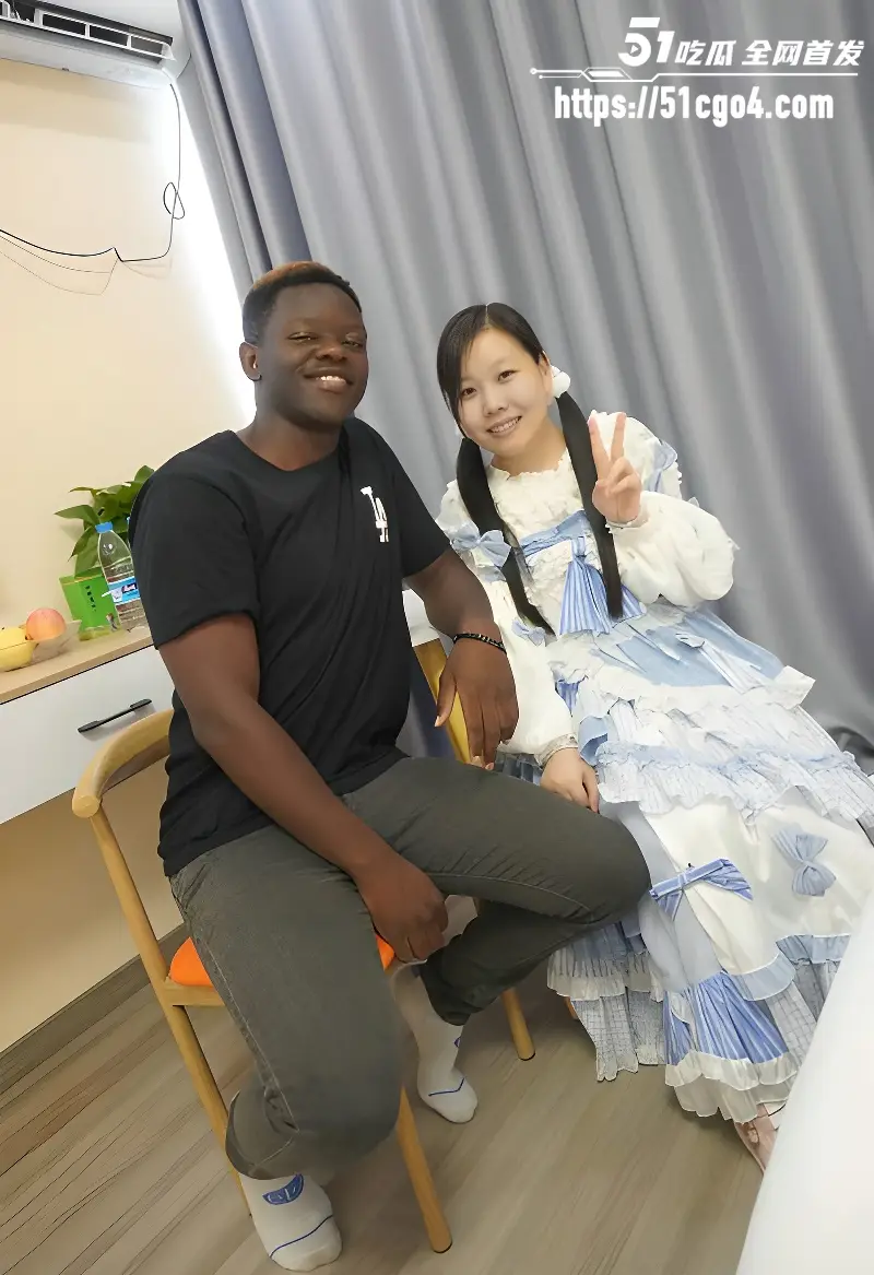 抖音媚黑网红 冰凌紫萱 挑战黑人肉棒 化身母狗各种服务侍奉 全程媚眼如丝浪叫不止 图3