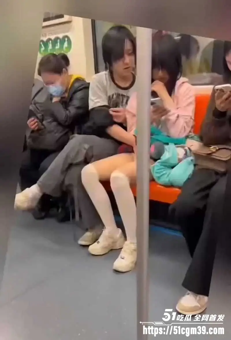 地铁小伙当众掀裙抠逼 白丝女孩强忍娇喘 乘客环绕却无人阻止 真是太大胆了！ 图1