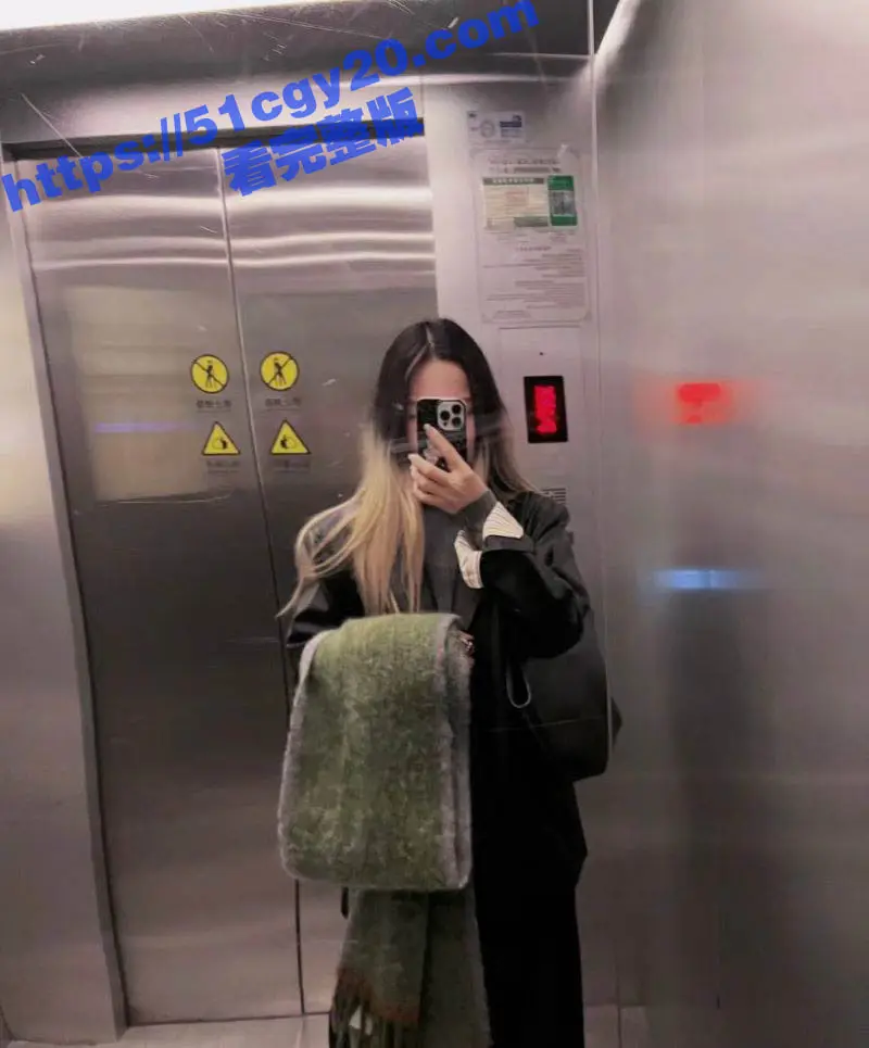 合租女室友 夏溪遥和闺蜜 洗澡时被偷拍曝光 性感曲线让人目不转睛 C杯大奶极其抢镜! 图4