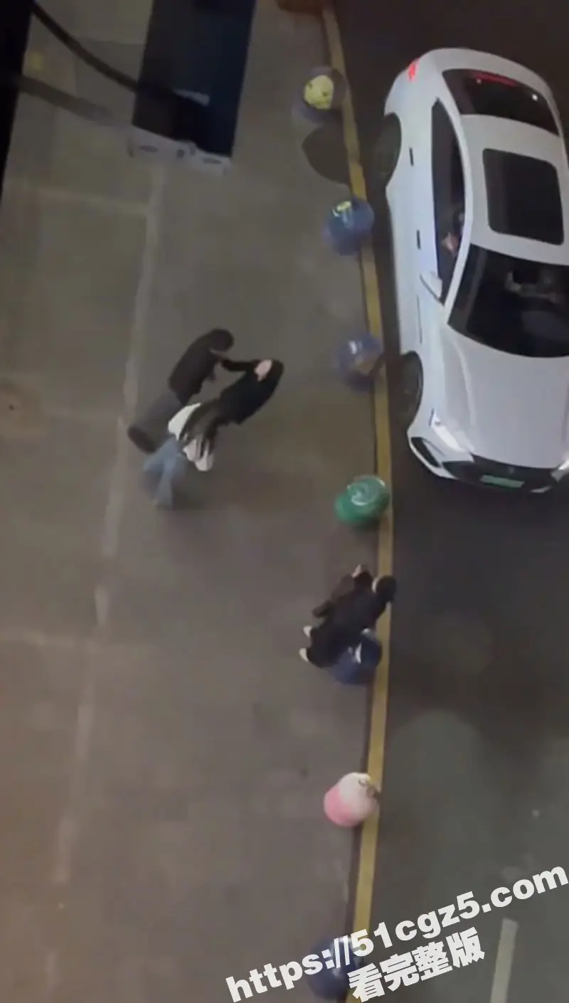云南保山市君悦广场 渣男张麒麟有女友还当众小三表白 被原配刷视频拉横幅捉奸！ 图2