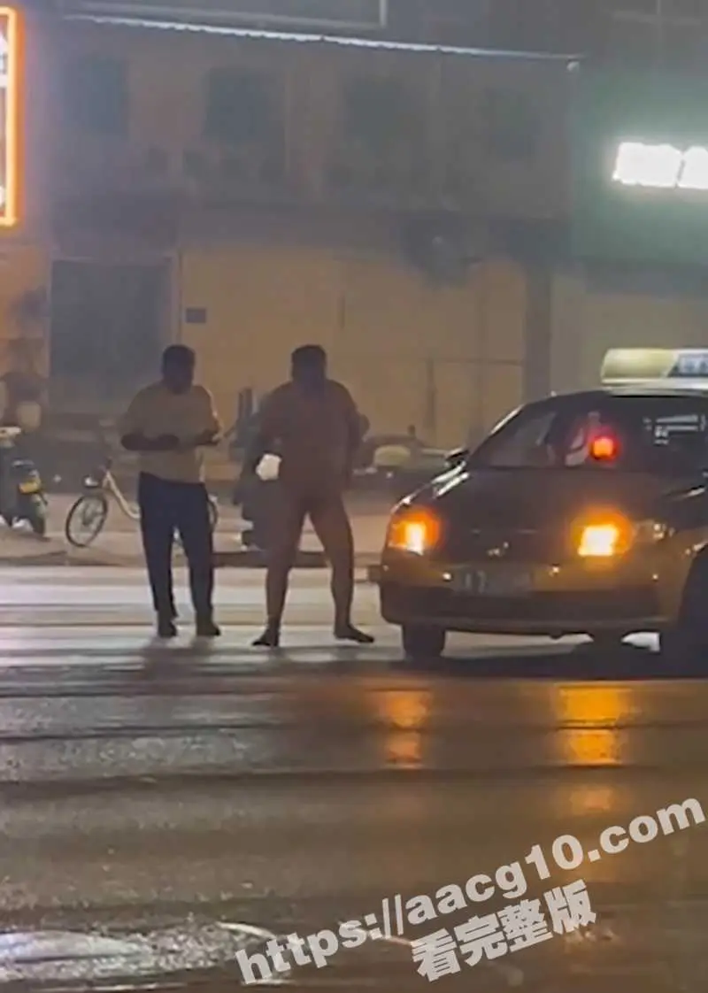 深夜出租车上演活春宫 裸男闹市区爬在出租车引擎盖上摆出各种撩拨姿势 街头上演限制级裸体车模戏！ 图1