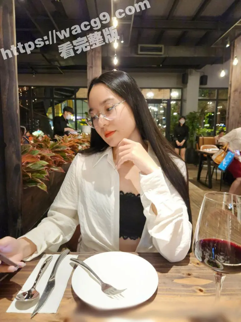 越南骚浪眼镜妹 MEly 户外露出 露脸私拍随意拿捏不在话下 其风骚程度一般人都比不了！ 图3