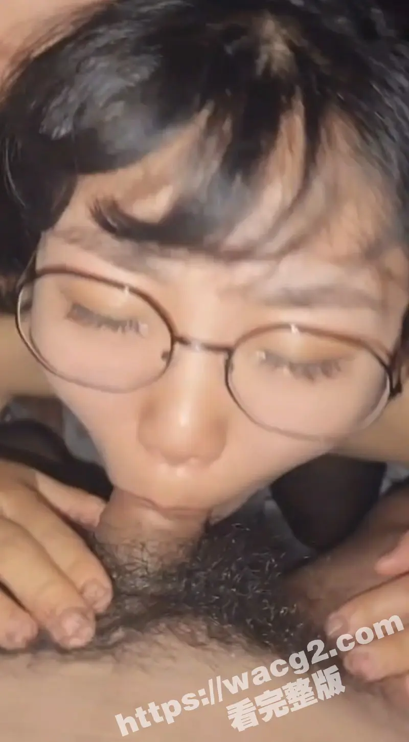 闷骚眼镜女友被男友强制跪舔深喉 接着后入巨龙撞击极品蜜桃臀开档黑丝 把女友操到秒变嘤嘤怪 图1