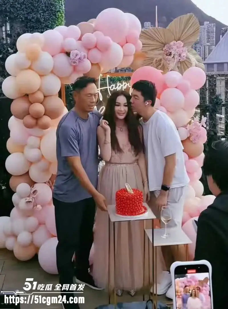 香港知名艺人 温碧霞 59岁生日现场遭养子强吻 当众暧昧乱伦毫无母子界限！ 图4