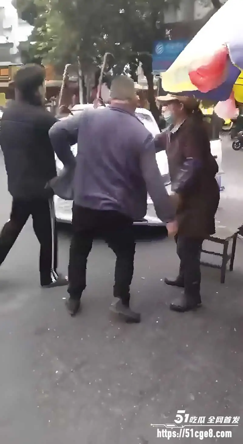 广西鑫宏东海蔬菜批发市场 男子与人发生冲突猛挥砍刀 被多人追赶围堵场面失控! 图7