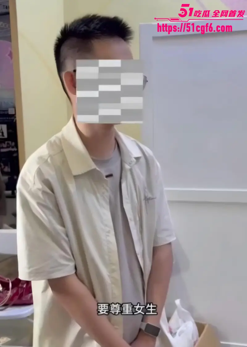 上海BW漫展合影互动环节 惊现猥琐男 咸猪手探入美女裙底被当场抓获! 图5