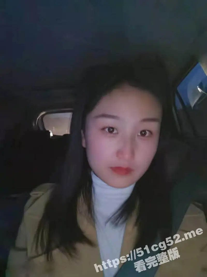 极品美腿反差婊妹子 长相算不上大美女 但妹子的身材是真的顶 被炮友爆操颜射 一脸的不高兴 图1