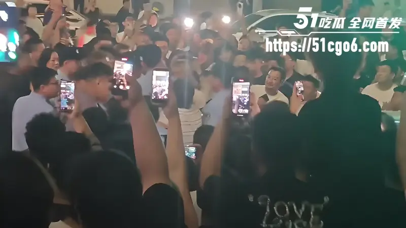河北廊坊胜芳广场 女主播出轨榜一大哥被抓奸 现场人山人海 真是看热闹不嫌事大! 图2