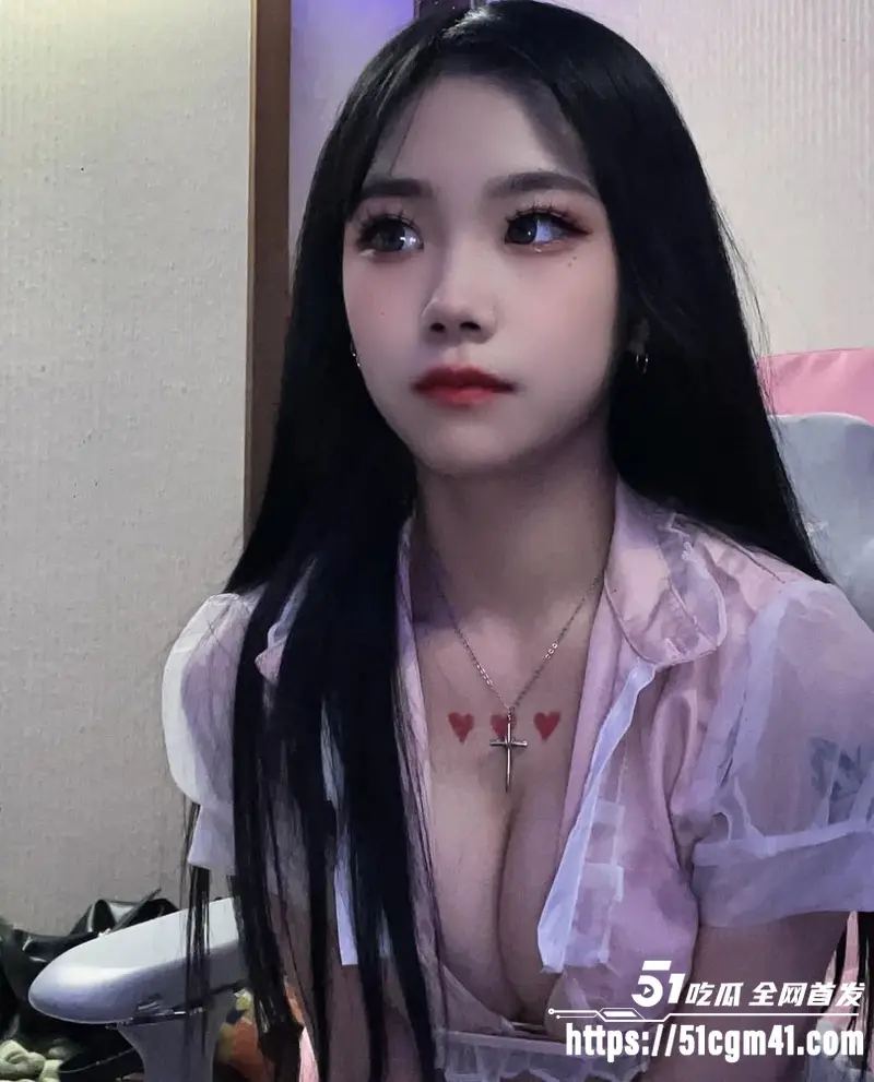 05年女大 草莓小宝 为两万片酬下海拍片 稚嫩玉体被多体位侵犯 画面妖媚入骨! 图3