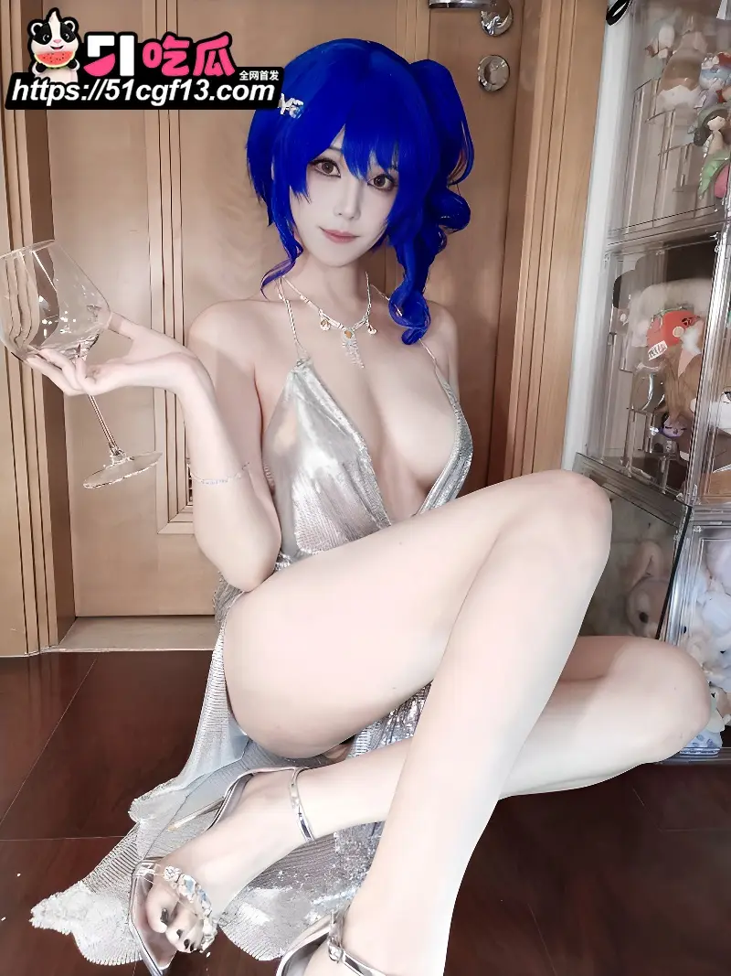 推特巨乳女神 蜜汁猫裘 圣路易斯礼服诱惑 搔首弄姿诱惑摆拍 巨乳半遮半掩挑逗十足! 图4