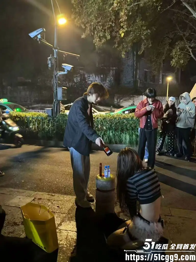 杭州BPM酒吧门口大戏！绿帽男友2个月豪掷7万蹲点抓奸 女友跪地道歉 纯爱战神应声倒地！ 图1