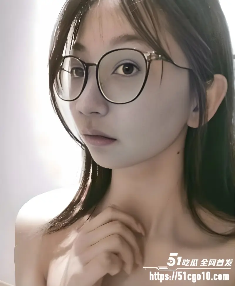 眼镜学生妹全裸自慰私拍 全方位展露美乳嫩穴 揉奶发骚表情清纯诱惑 图3