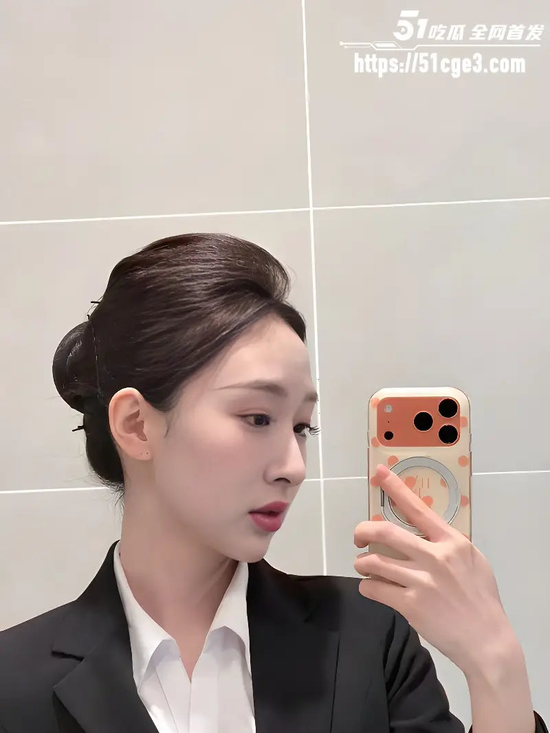 江西景德镇少妇 董欣 跪地对镜深喉口交 丰腴肥尻女上位自动骑乘浪叫不停! 图1
