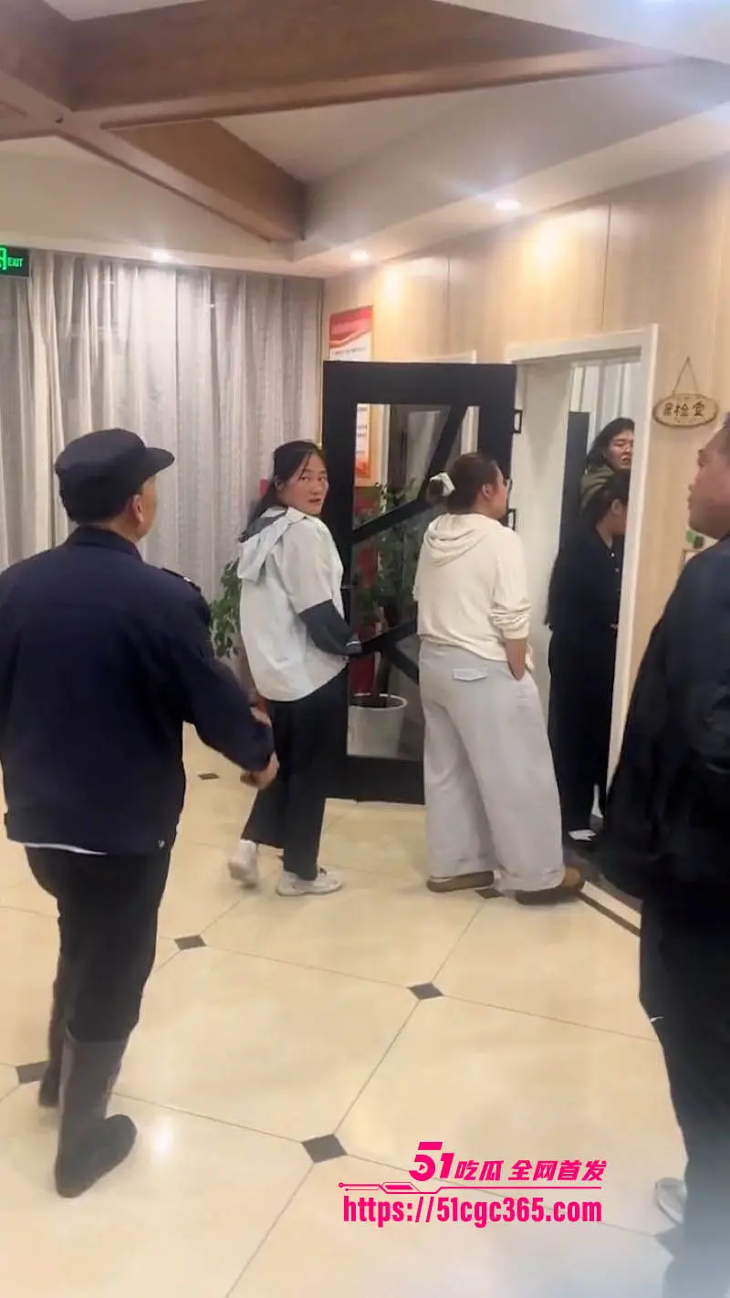 沂南米格派森幼儿园虐童事件 保安暴力阻录像 掐肚子关黑屋捂脸 孩子浑身淤青哭喊 简直禽兽不如！ 图4