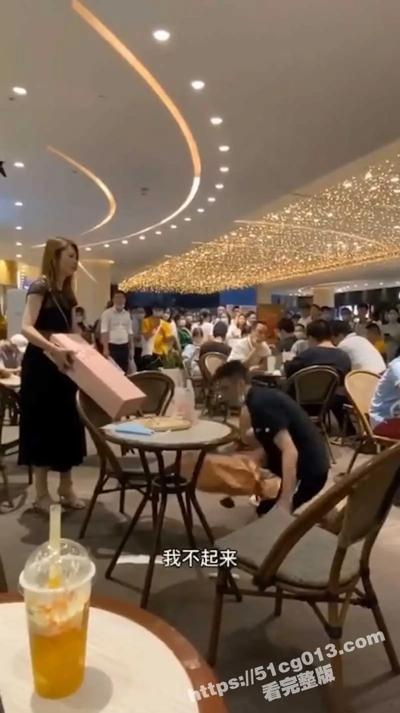 炸裂吃瓜 小个子男生餐厅当众表白 下跪磕头躺地耍无赖 不答应我就不起来 想玩小马拉大车是吧? 图3