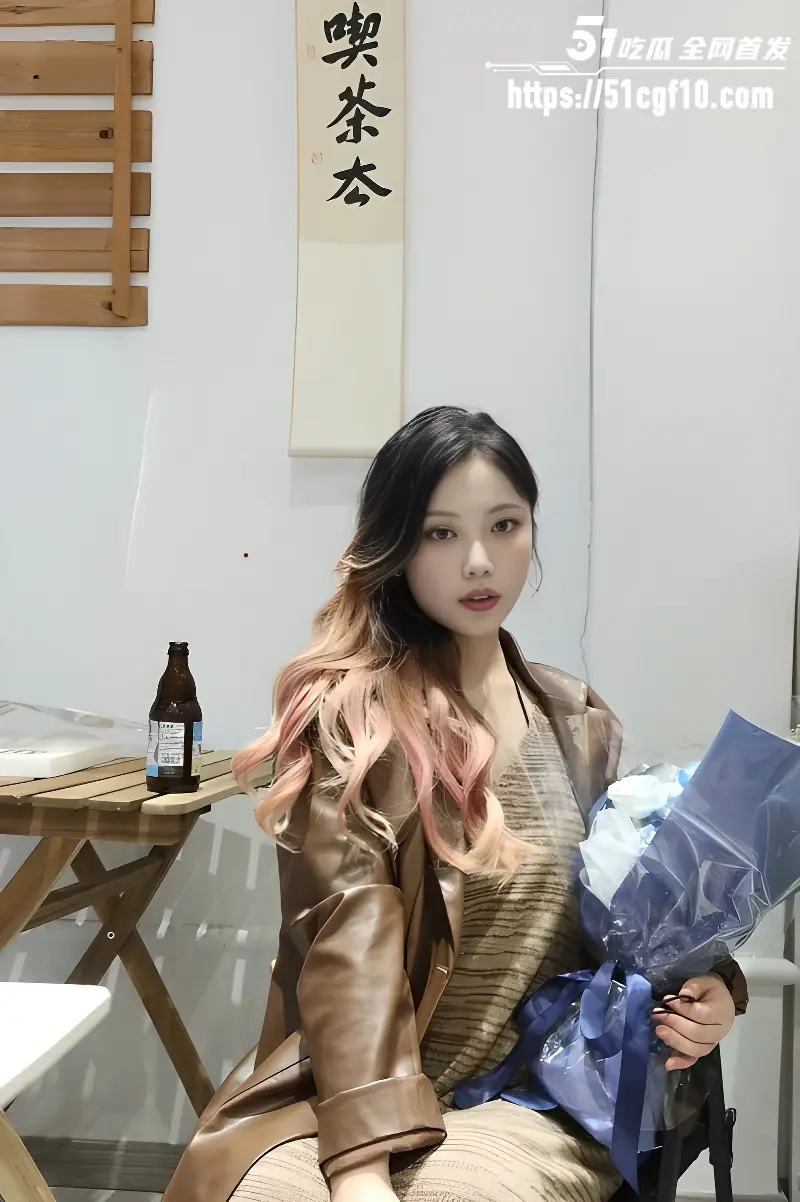 广东佛山 陈思莹 性爱私拍 跪舔肉棒骑乘猛摇 被后入狂顶眼神迷离 这谁能顶得住? 图1