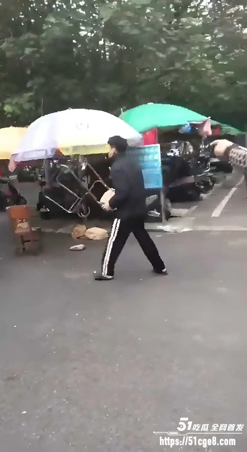 广西鑫宏东海蔬菜批发市场 男子与人发生冲突猛挥砍刀 被多人追赶围堵场面失控! 图2