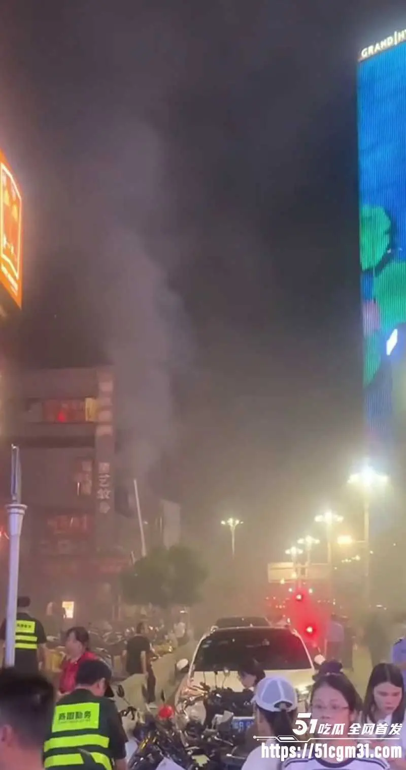 长沙黄兴足疗店起火 男顾客抱团逃命 技师小姐姐阳台瑟瑟发抖惊慌失措! 图6