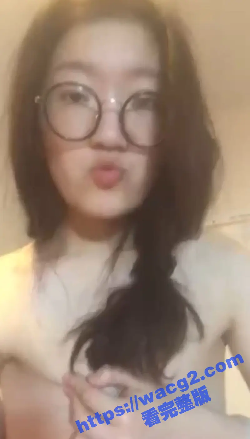 河北眼镜反差人妻 赵思睿 背着老公给情夫发扣逼视频 骚货在镜头前极度风骚淫荡 老公看完哭晕在厕所 图6