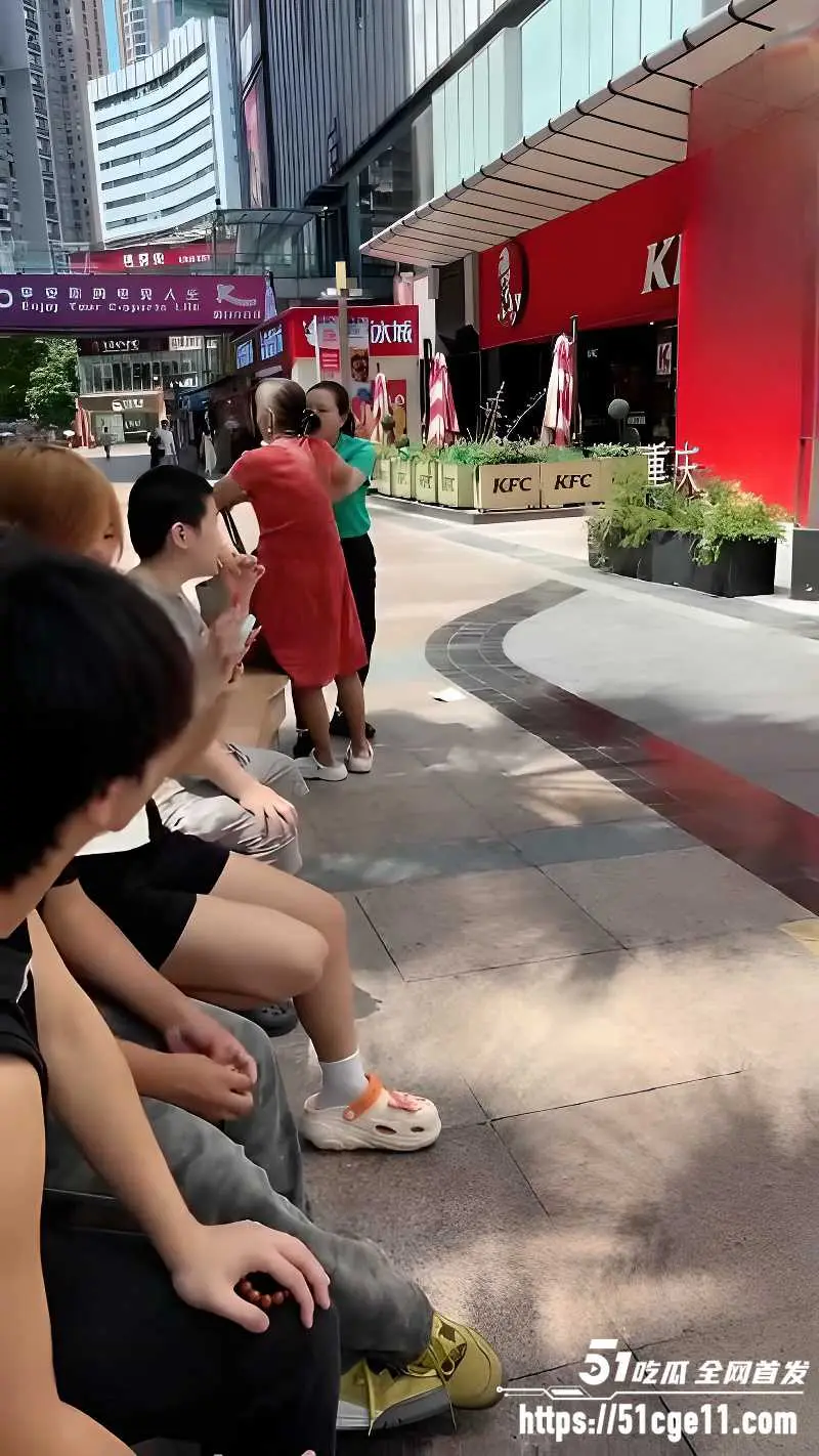 重庆南坪商圈老太太盗窃被当场逮住 究竟是坏人变老了还是老人变坏了? 图2
