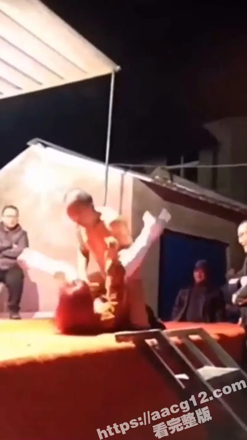 惊爆!乡村晚宴现场惨案!妖娆舞娘登台献艺 却被饥渴老登强行推倒施暴 全场群众瞠目结舌! 图2