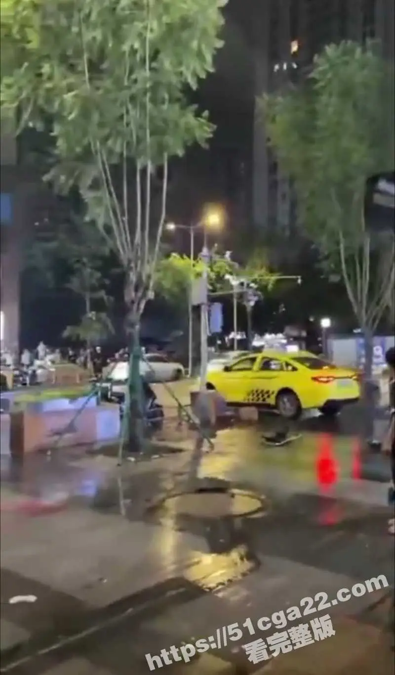 重庆九街疯狂出租车 出租车司机愤怒冲撞路人 惊险画面曝光 堪称现实版侠盗飞车！ 图1